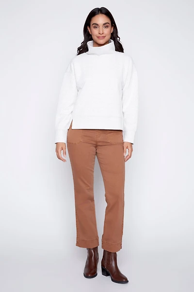 Le haut en tricot froncé