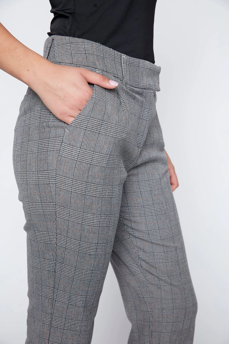 Le pantalon à carreaux