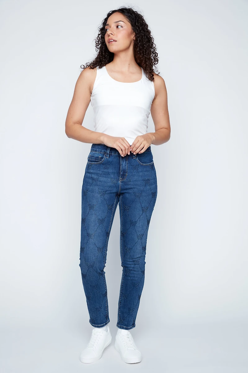 Le jean à jambe étroite motif papillons en strass