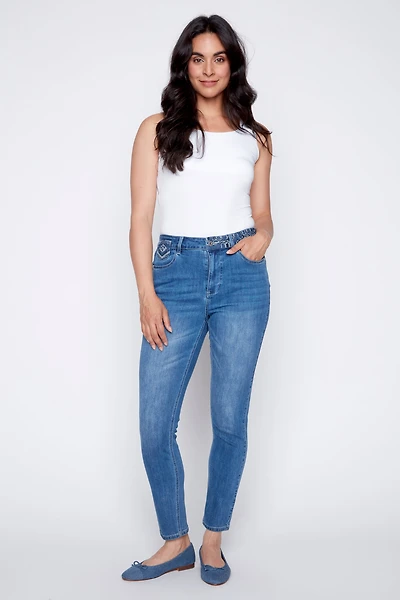Le jean à jambe étroite avec détails brodés