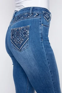 Le jean à jambe étroite avec détails brodés