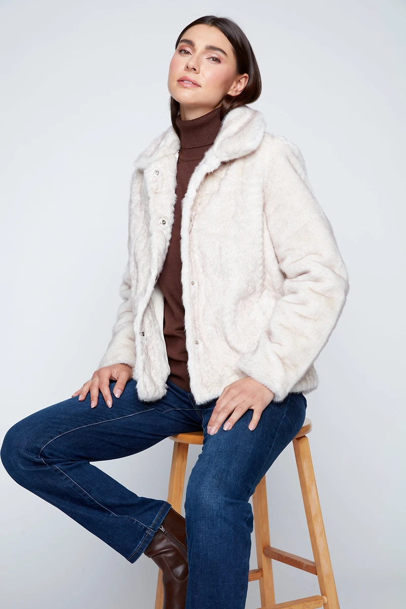 La veste en fausse fourrure à torsades