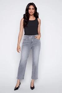 Le jean à jambe droite avec détails cloutés