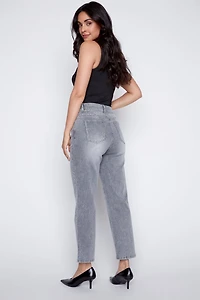 Le jean à jambe droite avec détails cloutés