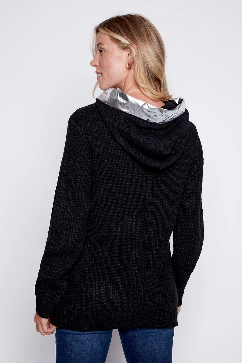 Le cardigan à capuche avec bordure argentée