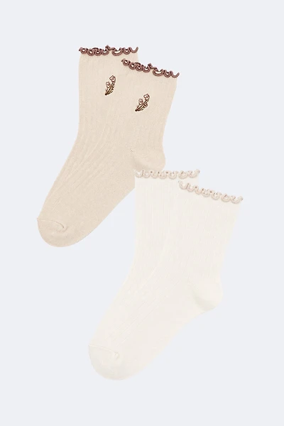 Les chaussettes brodées à volants