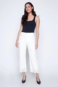 Le jean à jambes évasées et ourlet brodé d'œillets