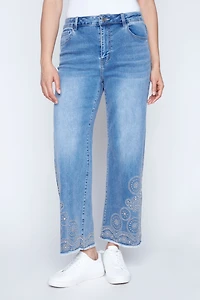 Le jean à jambes évasées et ourlet brodé