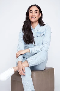 Le jean à jambe étroite ourlet brodé