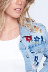 La veste en denim à broderie florale