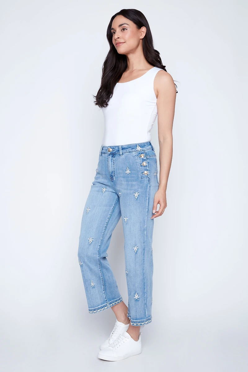 Le jean à jambes larges brodé de strass