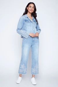 La veste en denim à broderies florales