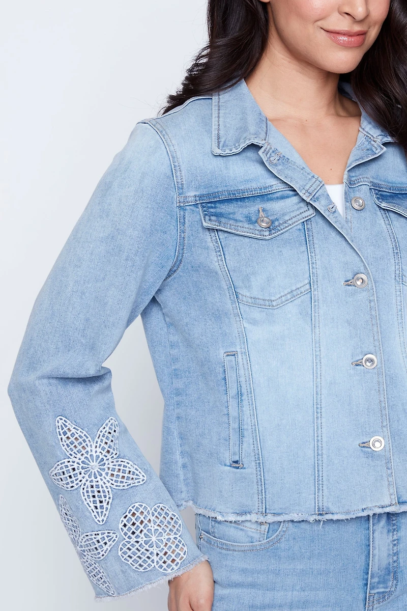 La veste en denim à broderies florales