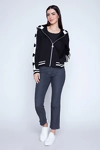 La veste à capuche ornée d'appliqués floraux