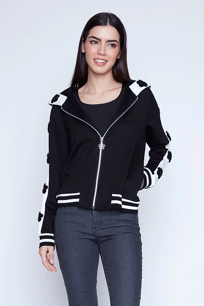 La veste à capuche ornée d'appliqués floraux