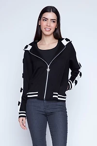 La veste à capuche ornée d'appliqués floraux