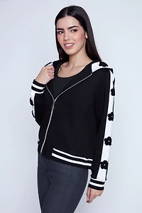 La veste à capuche ornée d'appliqués floraux