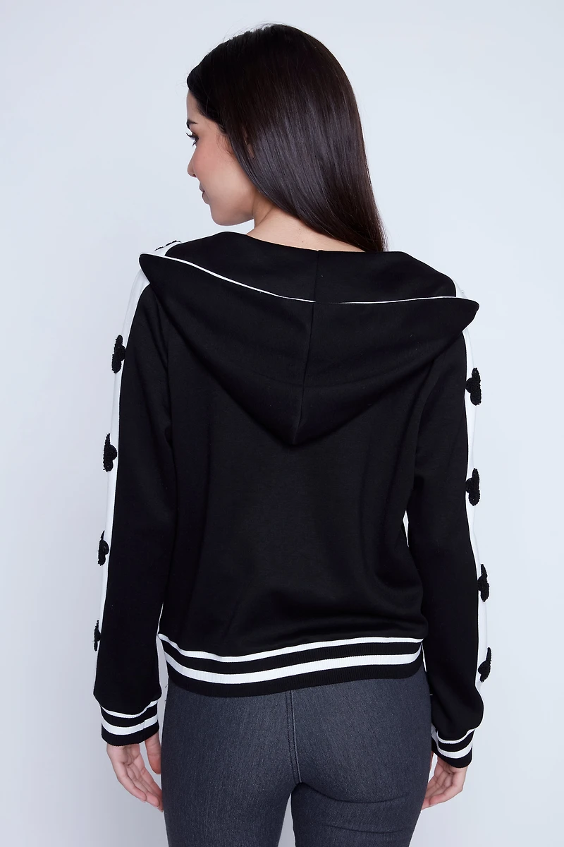 La veste à capuche ornée d'appliqués floraux