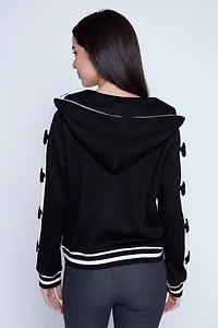 La veste à capuche ornée d'appliqués floraux