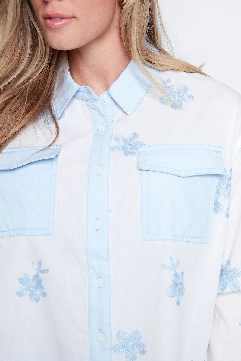 La blouse en coton à broderies florales