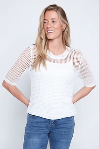 Le haut en crochet à manches coudes