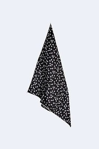 L'écharpe à motif fleurs