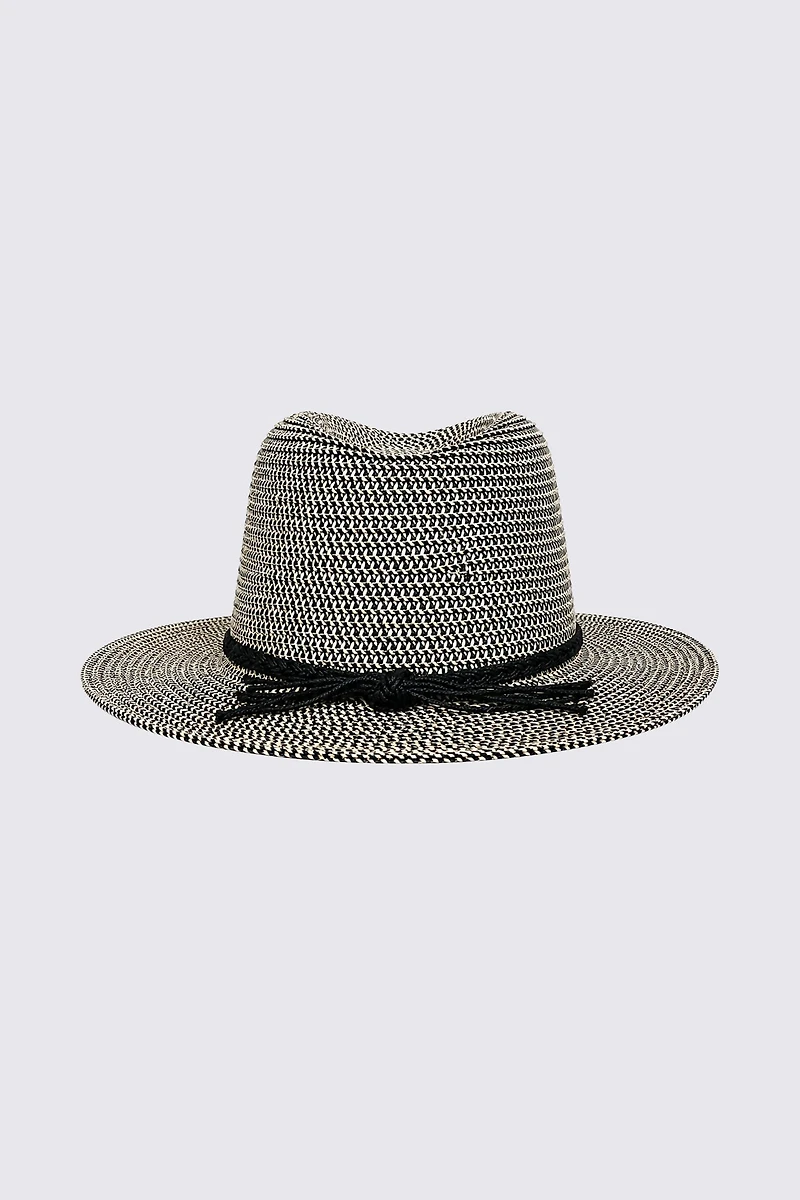 Le chapeau de cowboy western tressé
