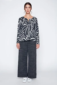 Le haut imprimé en tricot pelucheux