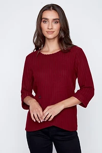 Le haut asymétrique avec détails boutons