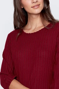 Le haut asymétrique avec détails boutons
