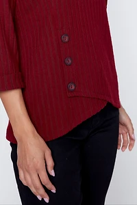 Le haut asymétrique avec détails boutons