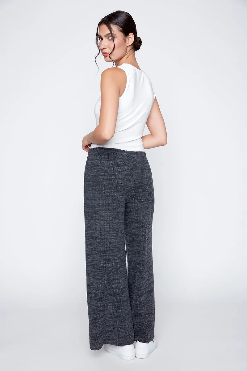 Le pantalon jambe large en tricot côtelé