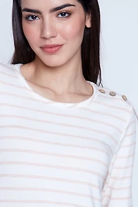 Le haut à manches longues orné de boutons