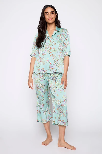 Le pyjama en satin à imprimé floral