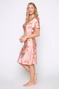 La robe de nuit en satin à imprimé floral.