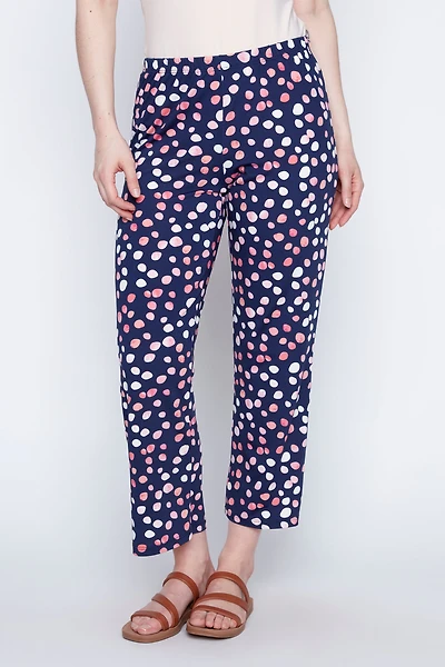 Le pantalon bleu marine et corail à motif gros pois