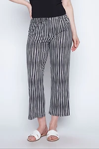 Le pantalon rayé noir et blanc