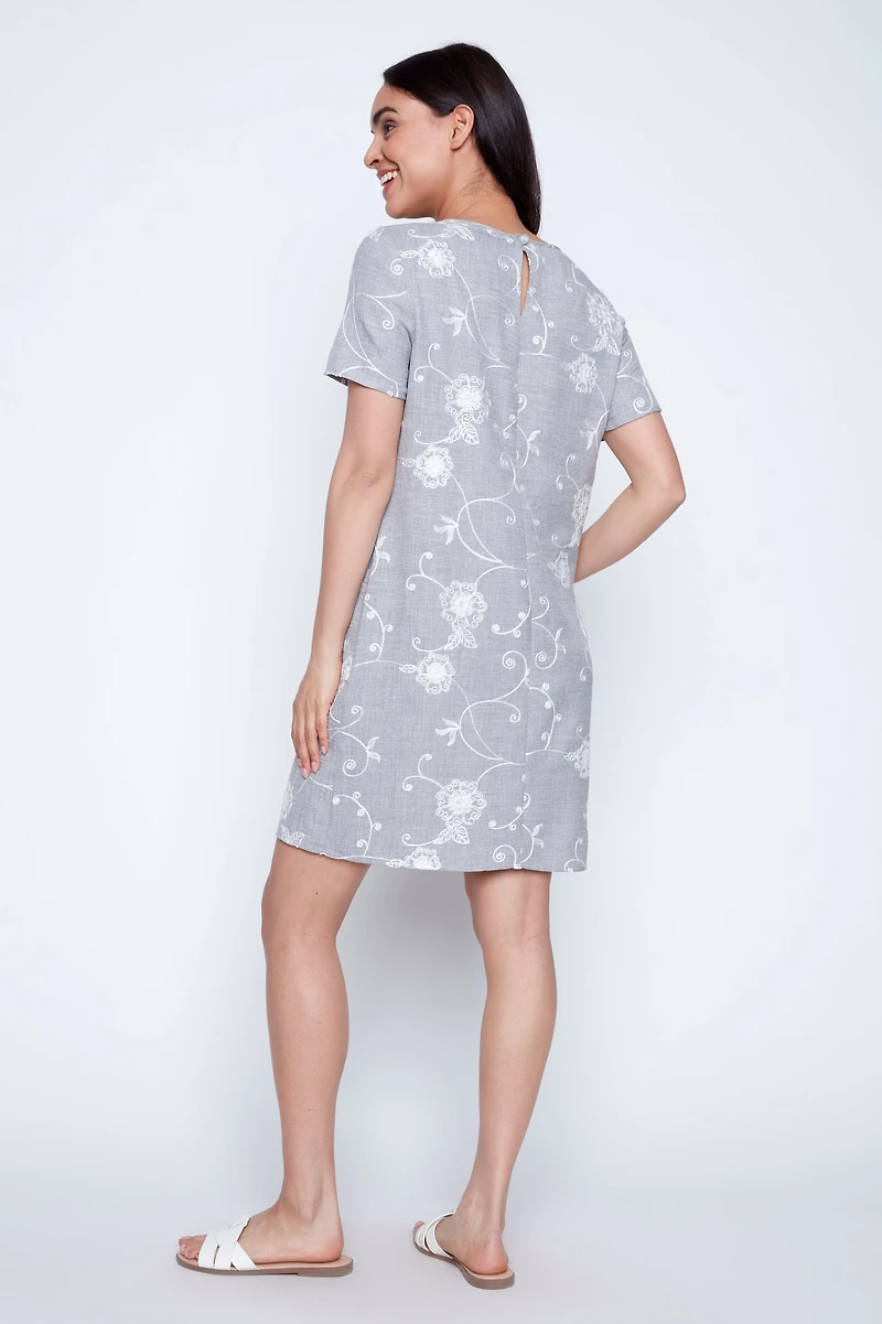 La robe brodée à imprimé floral avec poches