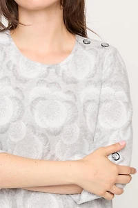 Le haut en tricot jacquard avec boutons décoratifs à l’épaule