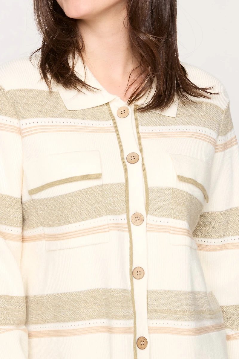 Le cardigan en tricot à rayures
