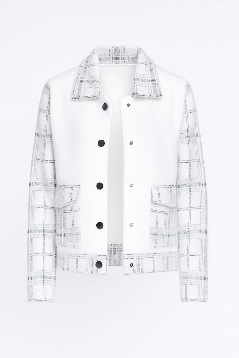 La veste en tricot à carreaux et cils
