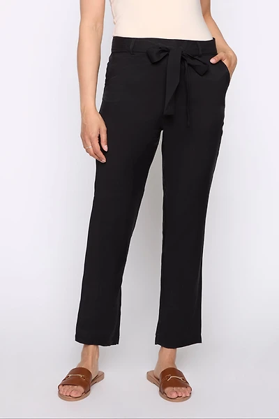 Le pantalon étroite avec ceinture
