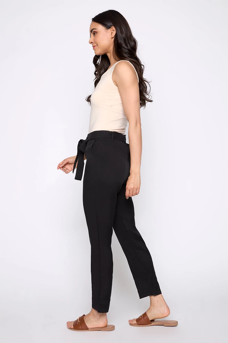Le pantalon étroite avec ceinture