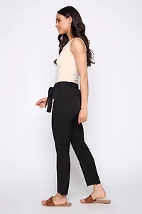 Le pantalon étroite avec ceinture