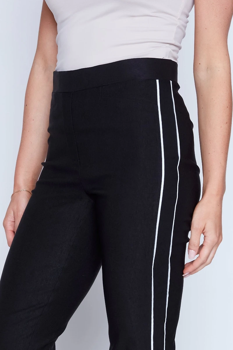 Le pantalon droit à bordure passepoilée