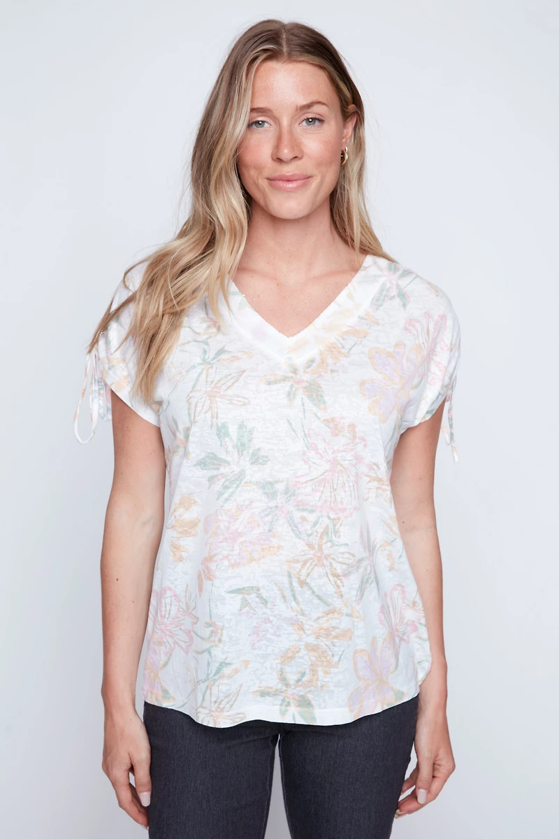 Le haut à imprimé floral doux avec sequins