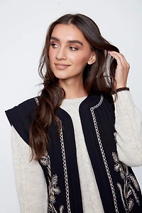 Le gilet brodé