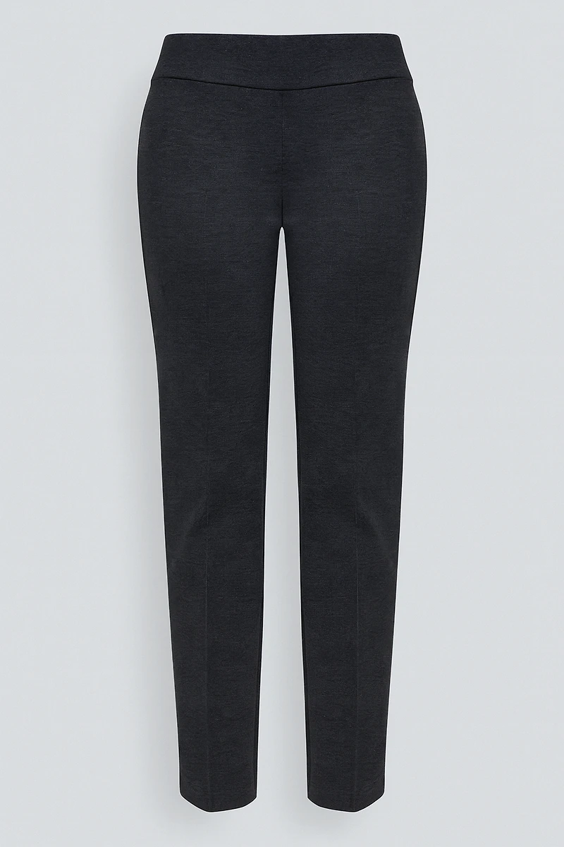 Le pantalon classique à jambe étroite
