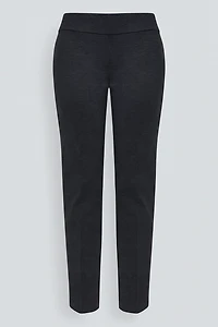 Le pantalon classique à jambe étroite