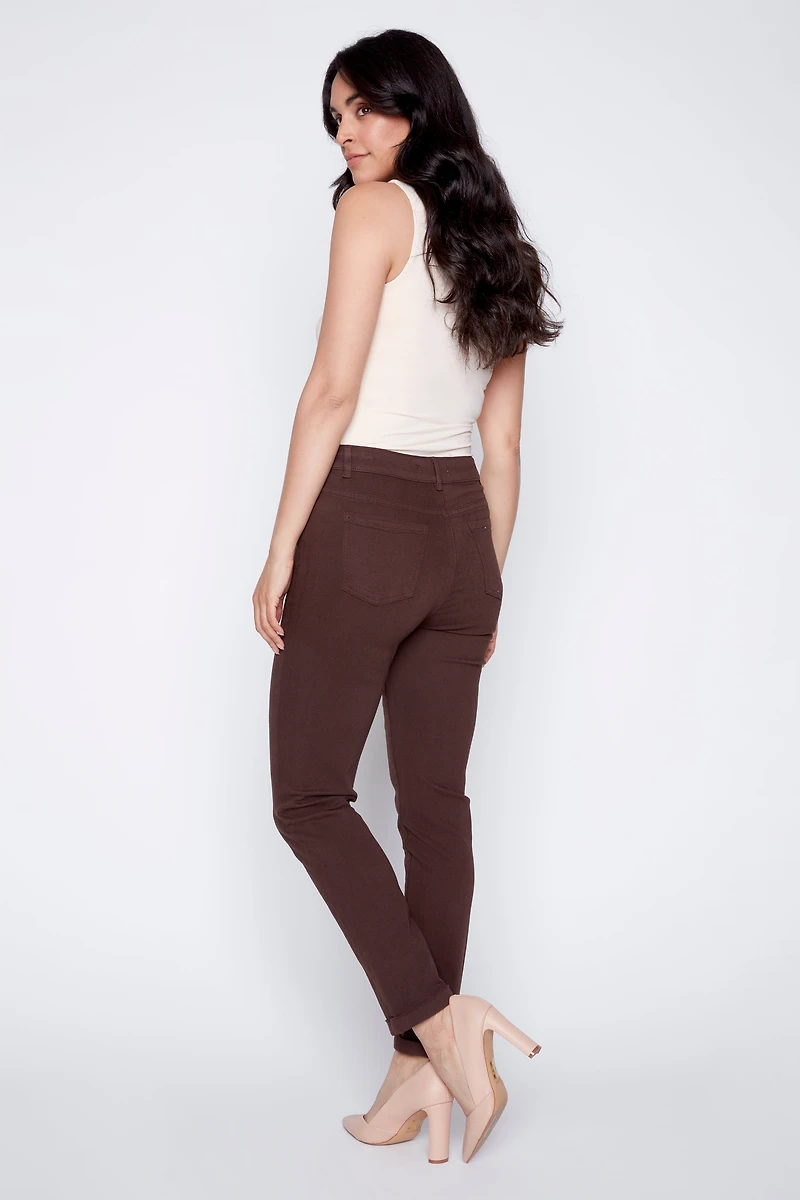 Le jean coloré à jambe étroite